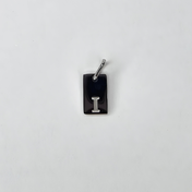 Ein kleiner, hochwertiger Initial-Charm aus Edelstahl, der deinem Schmuckstück eine persönliche Note verleiht