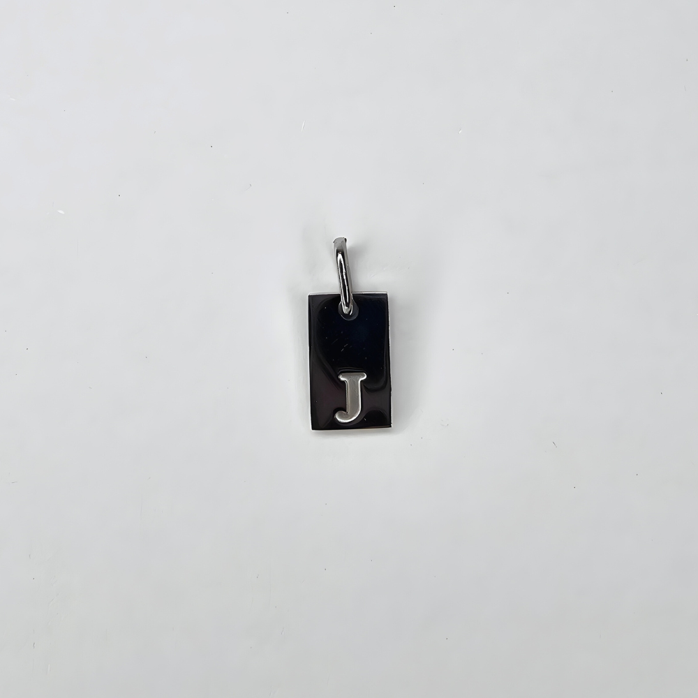 Ein kleiner, hochwertiger Initial-Charm aus Edelstahl, der deinem Schmuckstück eine persönliche Note verleiht