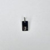Ein kleiner, hochwertiger Initial-Charm aus Edelstahl, der deinem Schmuckstück eine persönliche Note verleiht