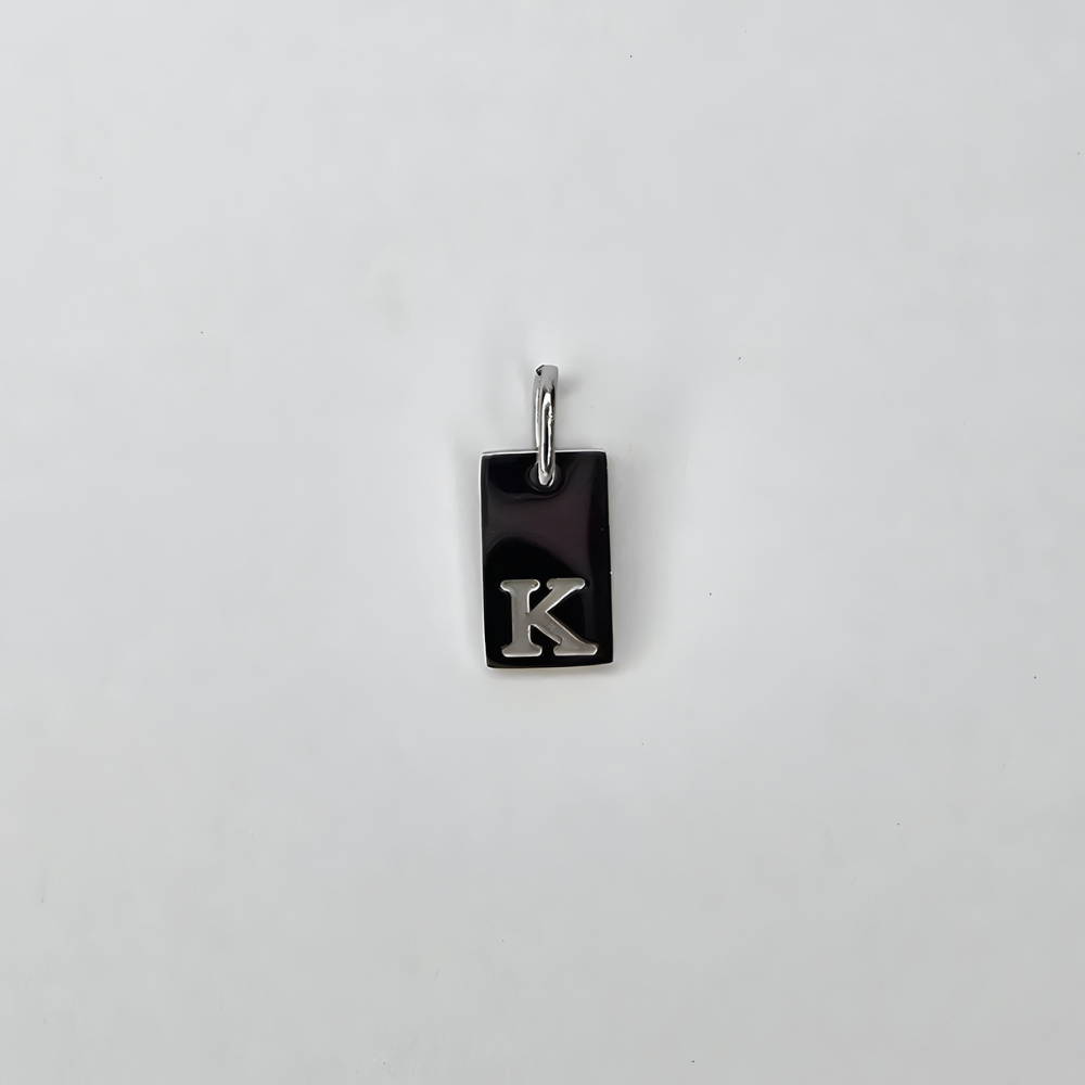 Ein kleiner, hochwertiger Initial-Charm aus Edelstahl, der deinem Schmuckstück eine persönliche Note verleiht
