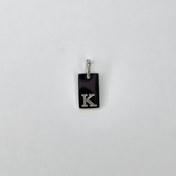 Ein kleiner, hochwertiger Initial-Charm aus Edelstahl, der deinem Schmuckstück eine persönliche Note verleiht