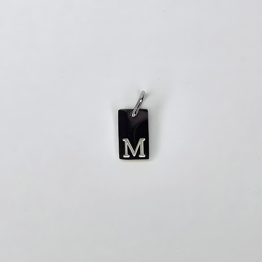 Ein kleiner, hochwertiger Initial-Charm aus Edelstahl, der deinem Schmuckstück eine persönliche Note verleiht