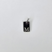 Ein kleiner, hochwertiger Initial-Charm aus Edelstahl, der deinem Schmuckstück eine persönliche Note verleiht