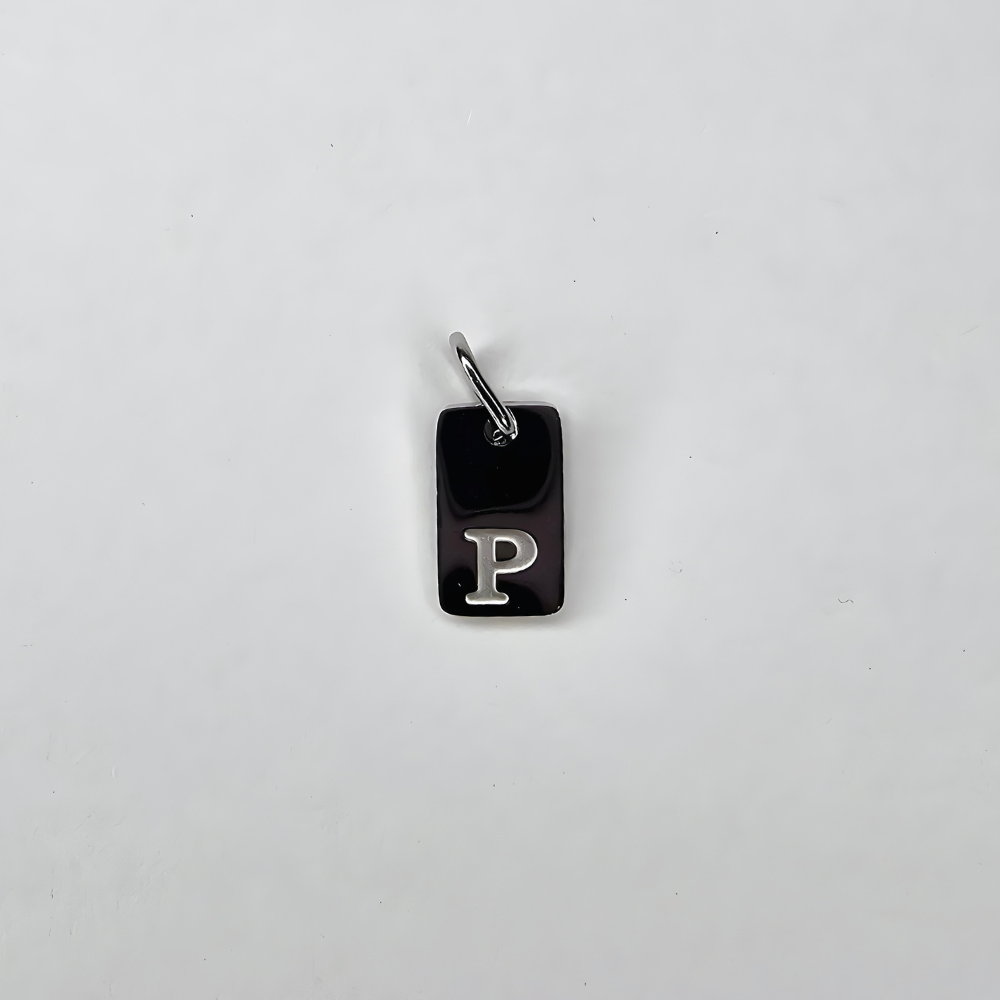 Ein kleiner, hochwertiger Initial-Charm aus Edelstahl, der deinem Schmuckstück eine persönliche Note verleiht