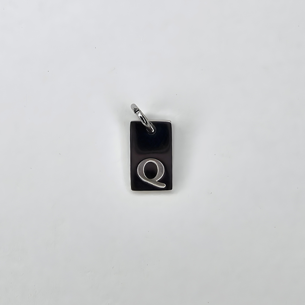 Ein kleiner, hochwertiger Initial-Charm aus Edelstahl, der deinem Schmuckstück eine persönliche Note verleiht