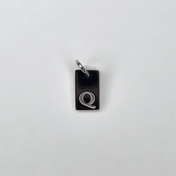 Ein kleiner, hochwertiger Initial-Charm aus Edelstahl, der deinem Schmuckstück eine persönliche Note verleiht