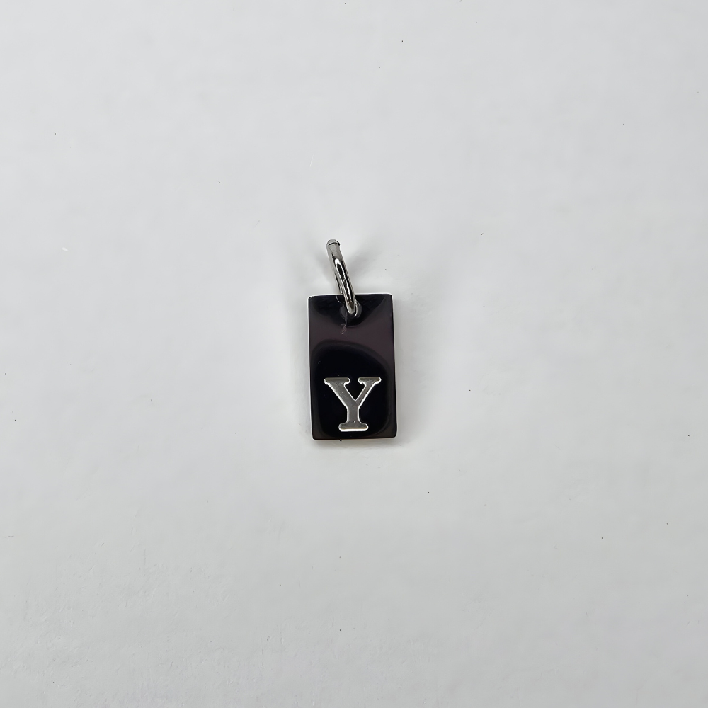 Ein kleiner, hochwertiger Initial-Charm aus Edelstahl, der deinem Schmuckstück eine persönliche Note verleiht