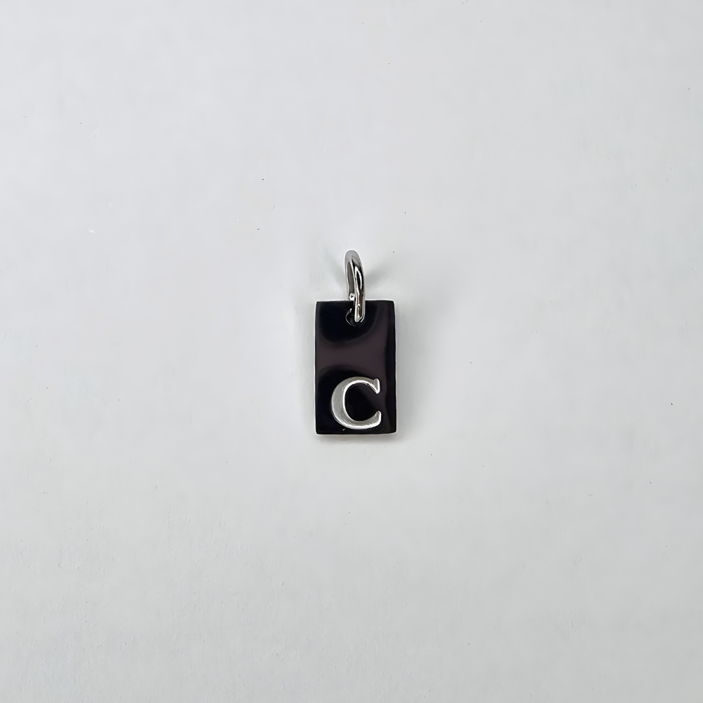 Ein kleiner, hochwertiger Initial-Charm aus Edelstahl, der deinem Schmuckstück eine persönliche Note verleiht