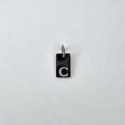 Ein kleiner, hochwertiger Initial-Charm aus Edelstahl, der deinem Schmuckstück eine persönliche Note verleiht