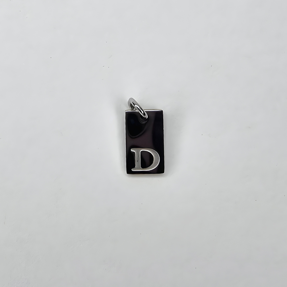Ein kleiner, hochwertiger Initial-Charm aus Edelstahl, der deinem Schmuckstück eine persönliche Note verleiht