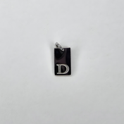Ein kleiner, hochwertiger Initial-Charm aus Edelstahl, der deinem Schmuckstück eine persönliche Note verleiht