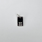 Ein kleiner, hochwertiger Initial-Charm aus Edelstahl, der deinem Schmuckstück eine persönliche Note verleiht