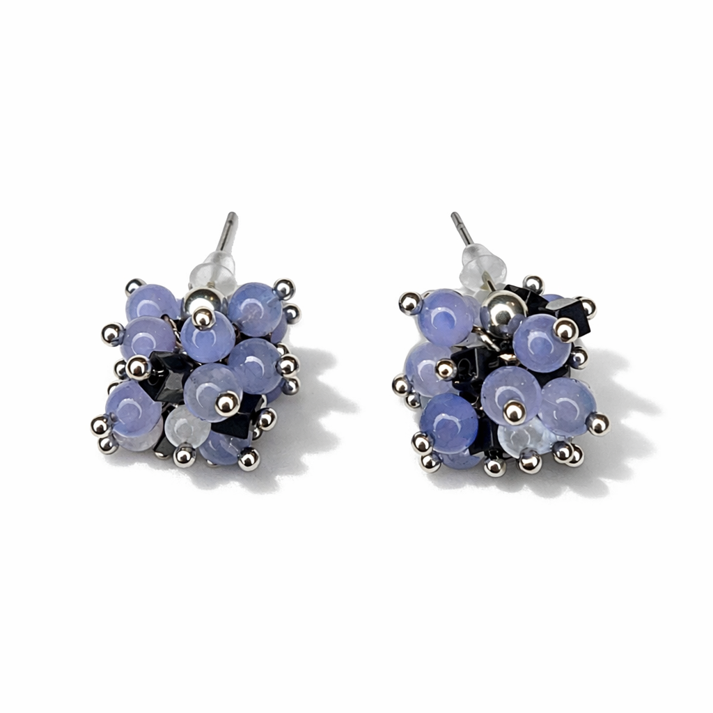 Edelstein-Ohrringe Sea & Stone aus Aquamarin und Hämatit, handgefertigt in Österreich, minimalistisches Design mit Edelstahl-Details.