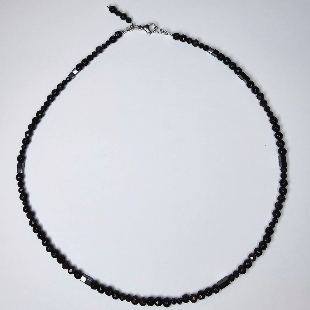 Handgefertigter Edelstein-Choker – filigrane Halskette, die deine natürliche Ausstrahlung im Alltag und zu besonderen Anlässen unterstreicht.