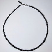 Handgefertigter Edelstein-Choker – filigrane Halskette, die deine natürliche Ausstrahlung im Alltag und zu besonderen Anlässen unterstreicht.