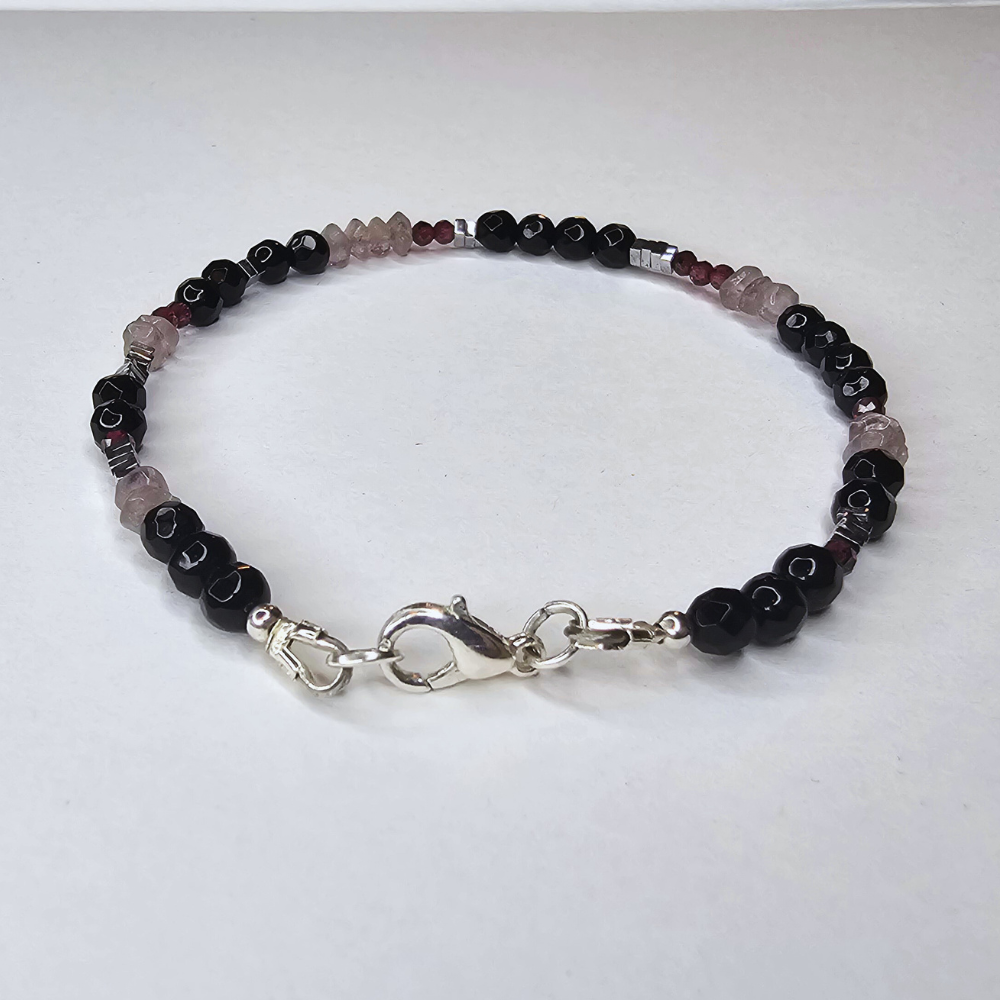 Feines Edelsteinarmband für Damen – handmade Schmuck von BE-Youniq