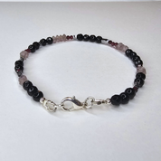 Shadow – feines Armband mit echten Edelsteinperlen: Hämatit, Amethyst und Onyx