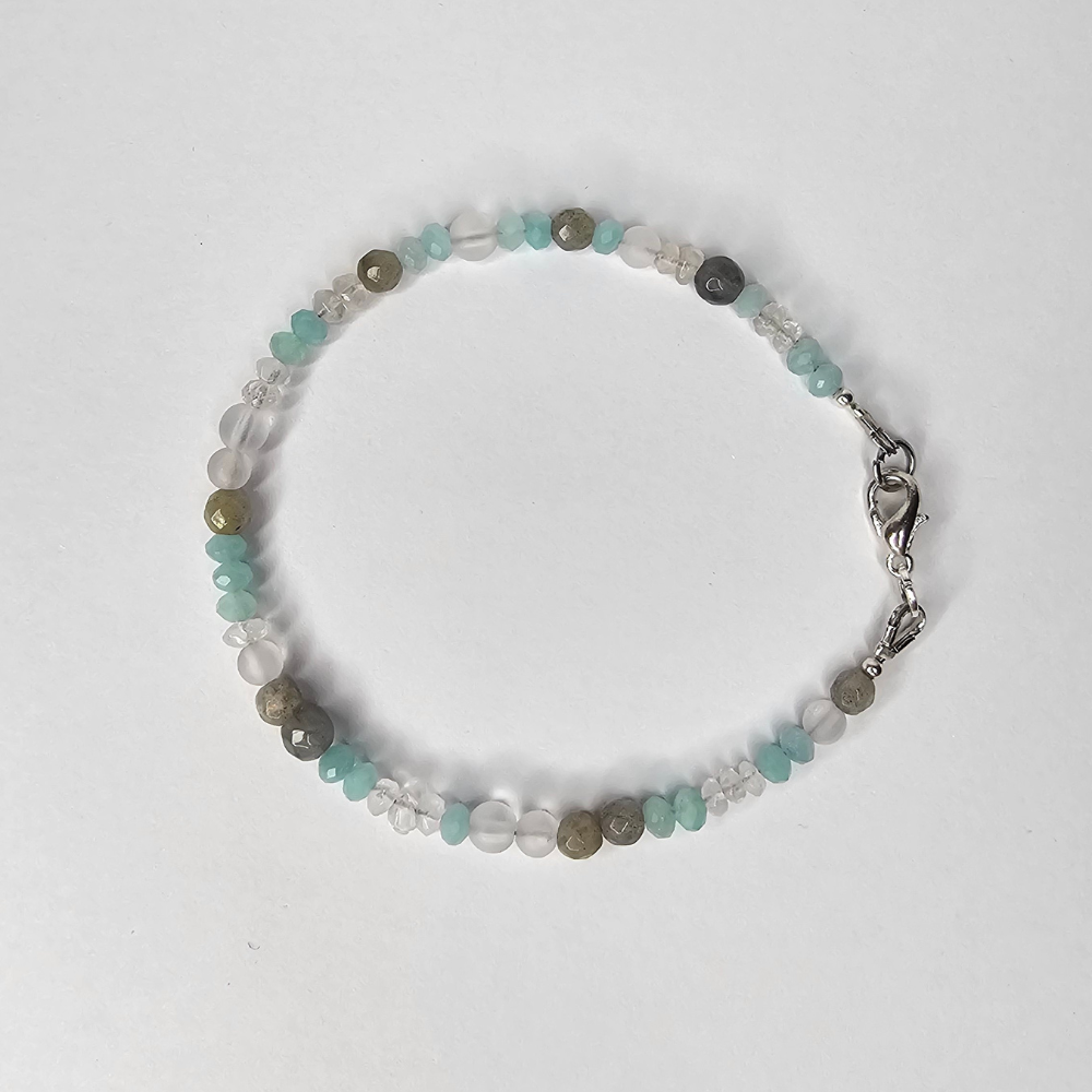 Handgefertigtes Edelsteinarmband Blue Essence mit Amazonit, Labradorit, Bergkristall und Rosenquarz – zartes Armband für Damen mit harmonischer, beruhigender Energie.