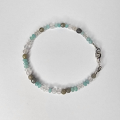 Handgefertigtes Edelsteinarmband Blue Essence mit Amazonit, Labradorit, Bergkristall und Rosenquarz – zartes Armband für Damen mit harmonischer, beruhigender Energie.