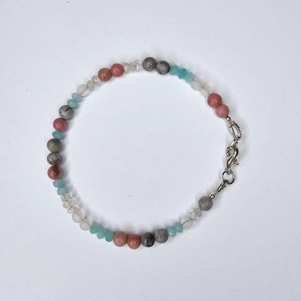 Zartes Edelsteinarmband mit echten Perlen von BE-Youniq