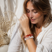 Dreireihiges Statement-Armband Amber Moon: roter Achat, Sonnenstein und Süßwasserperlen sowie weitere Edelsteine