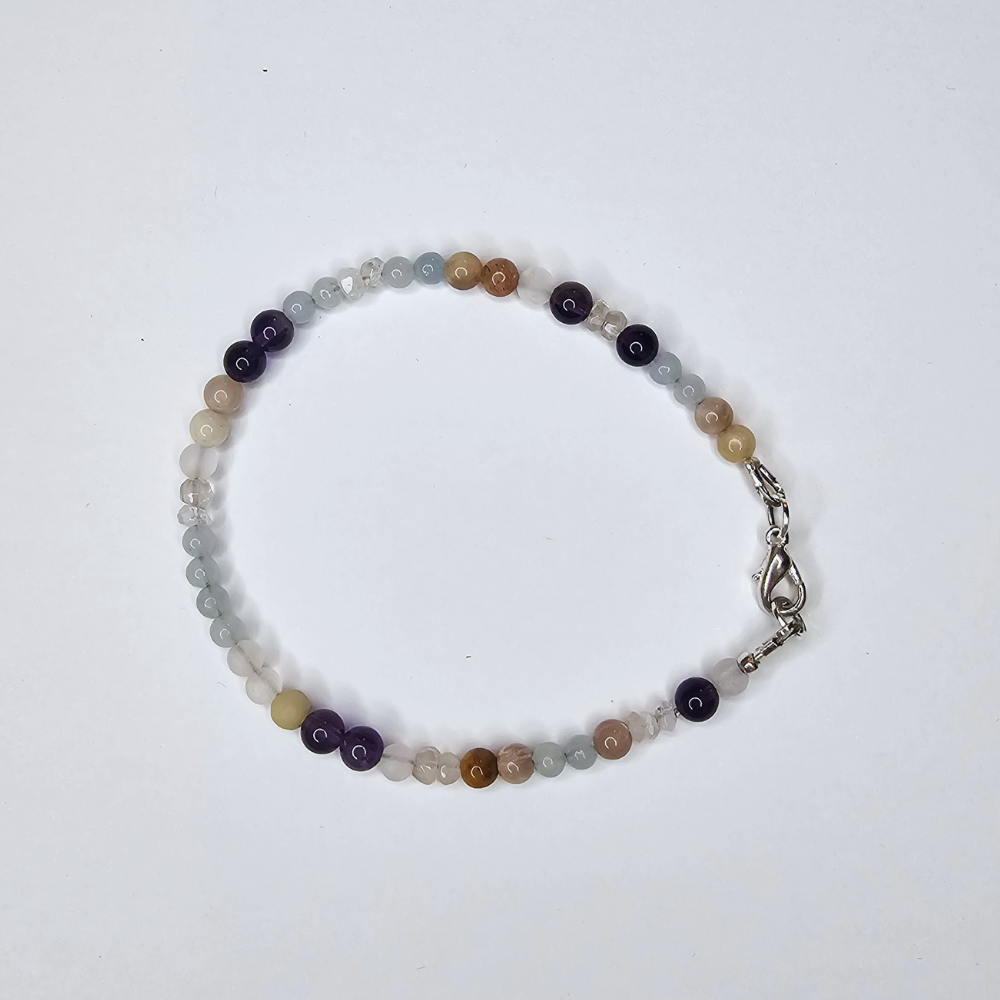 Zartes Edelsteinarmband mit echten Perlen von BE-Youniq