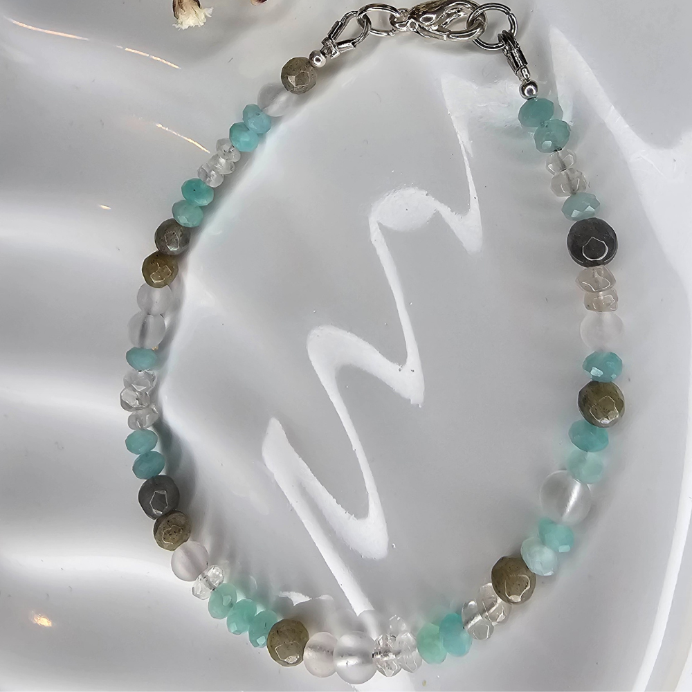 Handgefertigtes Edelsteinarmband Blue Essence mit Amazonit, Labradorit, Bergkristall und Rosenquarz – zartes Armband für Damen mit harmonischer, beruhigender Energie.