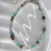 Handgefertigtes Edelsteinarmband Blue Essence mit Amazonit, Labradorit, Bergkristall und Rosenquarz – zartes Armband für Damen mit harmonischer, beruhigender Energie.
