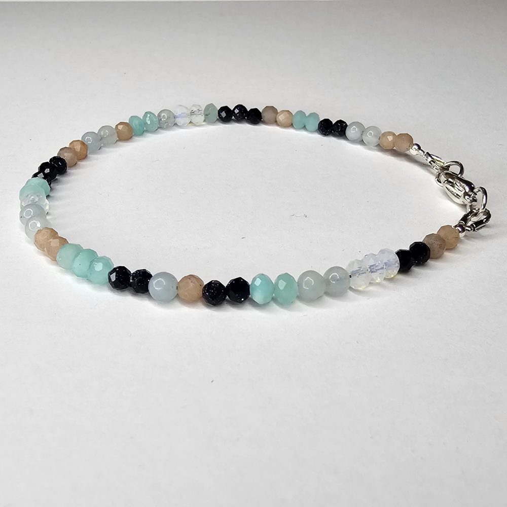 Handgefertigtes Edelsteinarmband Celestial Dream mit Amazonit, Mondstein, Blaufluss, Aquamarin und Opal – zartes Edelstein Armband für Damen mit beruhigender, intuitiver Energie.
