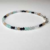 Handgefertigtes Edelsteinarmband Celestial Dream mit Amazonit, Mondstein, Blaufluss, Aquamarin und Opal – zartes Edelstein Armband für Damen mit beruhigender, intuitiver Energie.