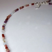 Handgefertigter Edelstein-Choker – filigrane Halskette, die deine natürliche Ausstrahlung im Alltag und zu besonderen Anlässen unterstreicht.