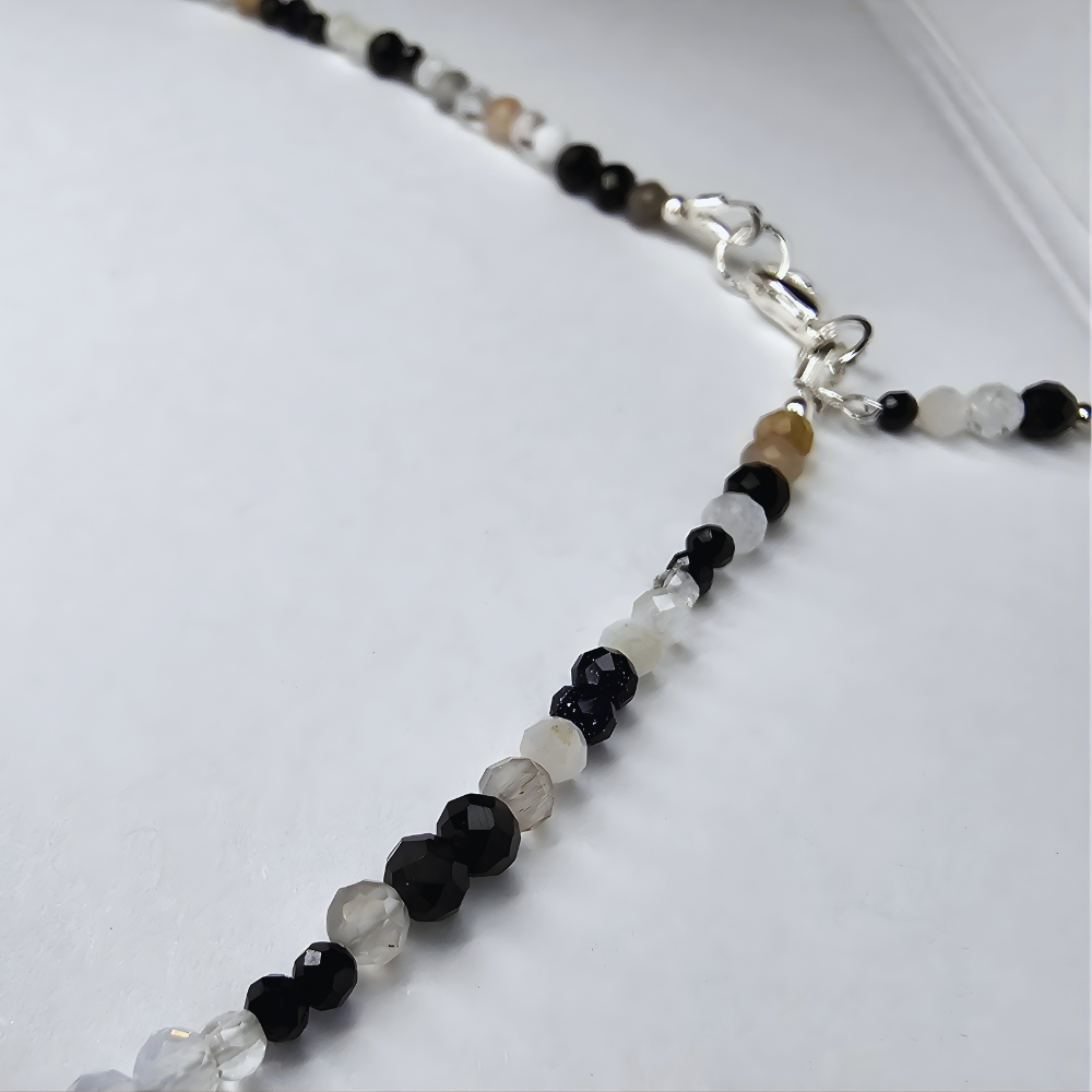 Handgefertigter Edelstein-Choker – filigrane Halskette, die deine natürliche Ausstrahlung im Alltag und zu besonderen Anlässen unterstreicht.