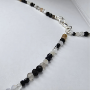 Handgefertigter Edelstein-Choker – filigrane Halskette, die deine natürliche Ausstrahlung im Alltag und zu besonderen Anlässen unterstreicht.