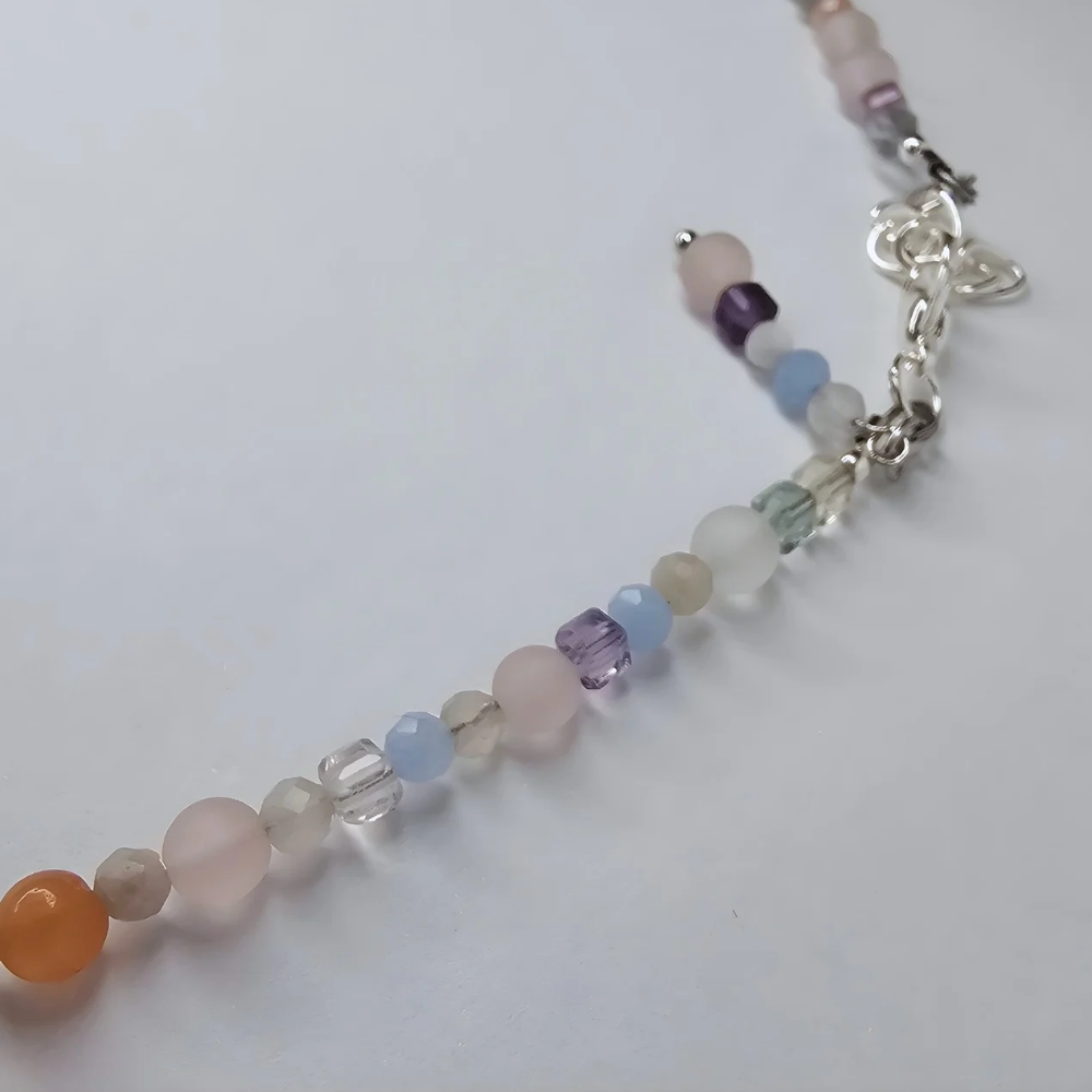 Handgefertigter Edelstein-Choker – filigrane Halskette, die deine natürliche Ausstrahlung im Alltag und zu besonderen Anlässen unterstreicht.