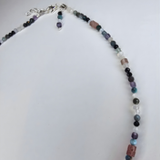 Handgefertigter Edelstein-Choker – filigrane Halskette, die deine natürliche Ausstrahlung im Alltag und zu besonderen Anlässen unterstreicht.