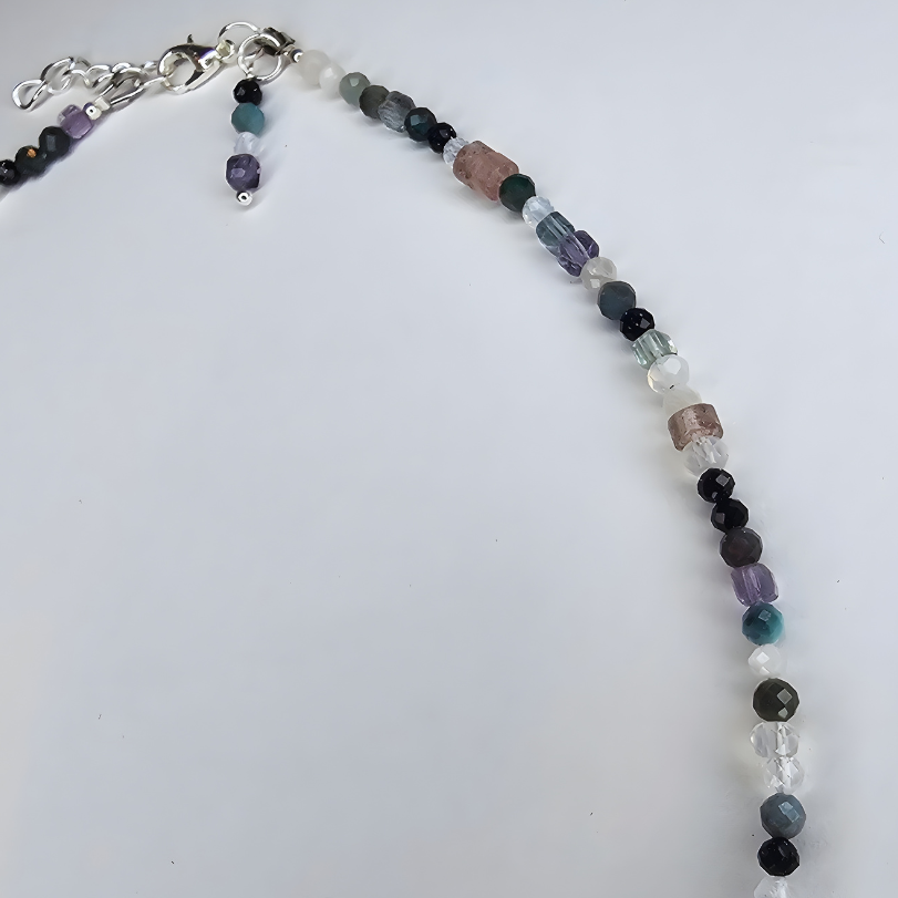 Handgefertigter Edelstein-Choker – filigrane Halskette, die deine natürliche Ausstrahlung im Alltag und zu besonderen Anlässen unterstreicht.