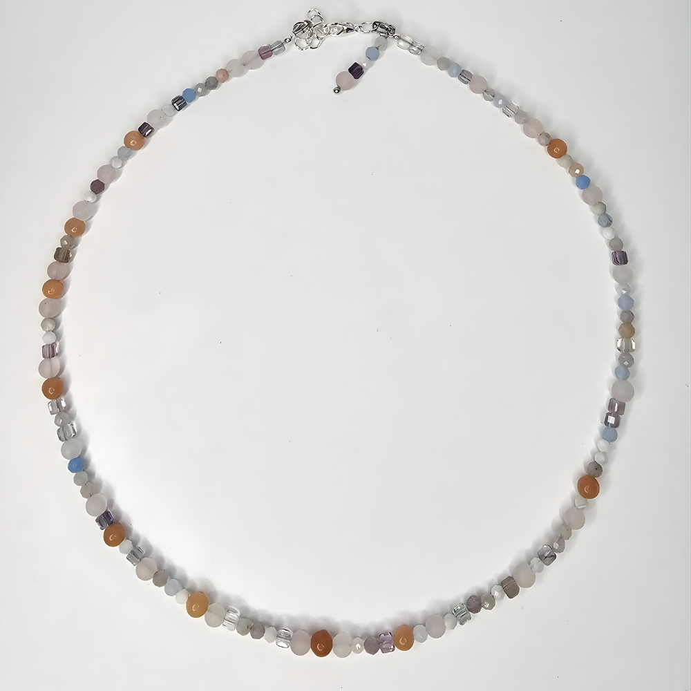 Handgefertigter Edelstein-Choker in Pastellfarben aus Fluorit, Morganit, Rosenquarz, Mondstein und Aquamarin.