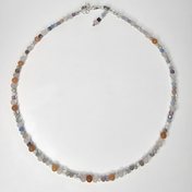 Handgefertigter Edelstein-Choker in Pastellfarben aus Fluorit, Morganit, Rosenquarz, Mondstein und Aquamarin.