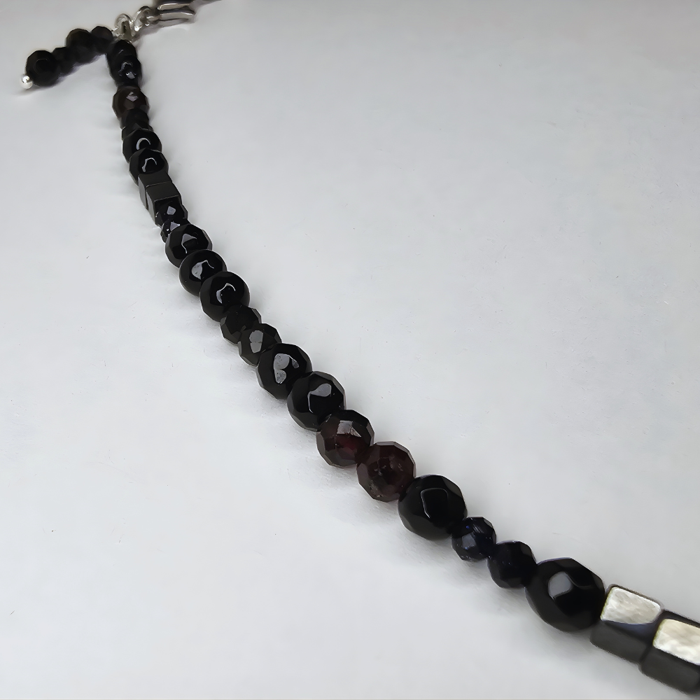 Handgefertigter Edelstein-Choker – filigrane Halskette, die deine natürliche Ausstrahlung im Alltag und zu besonderen Anlässen unterstreicht.