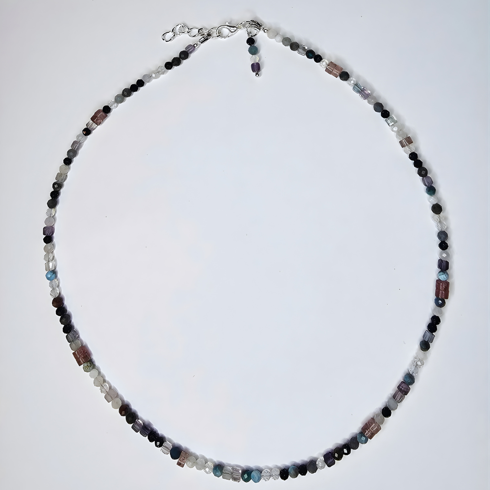 Handgefertigter Edelstein-Choker – filigrane Halskette, die deine natürliche Ausstrahlung im Alltag und zu besonderen Anlässen unterstreicht.