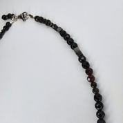 Handgefertigte Choker in zarten Farben und modernem Design. Hochwertige Materialien, klare Ästhetik und liebevolle Details für deinen eleganten, leichten Look.