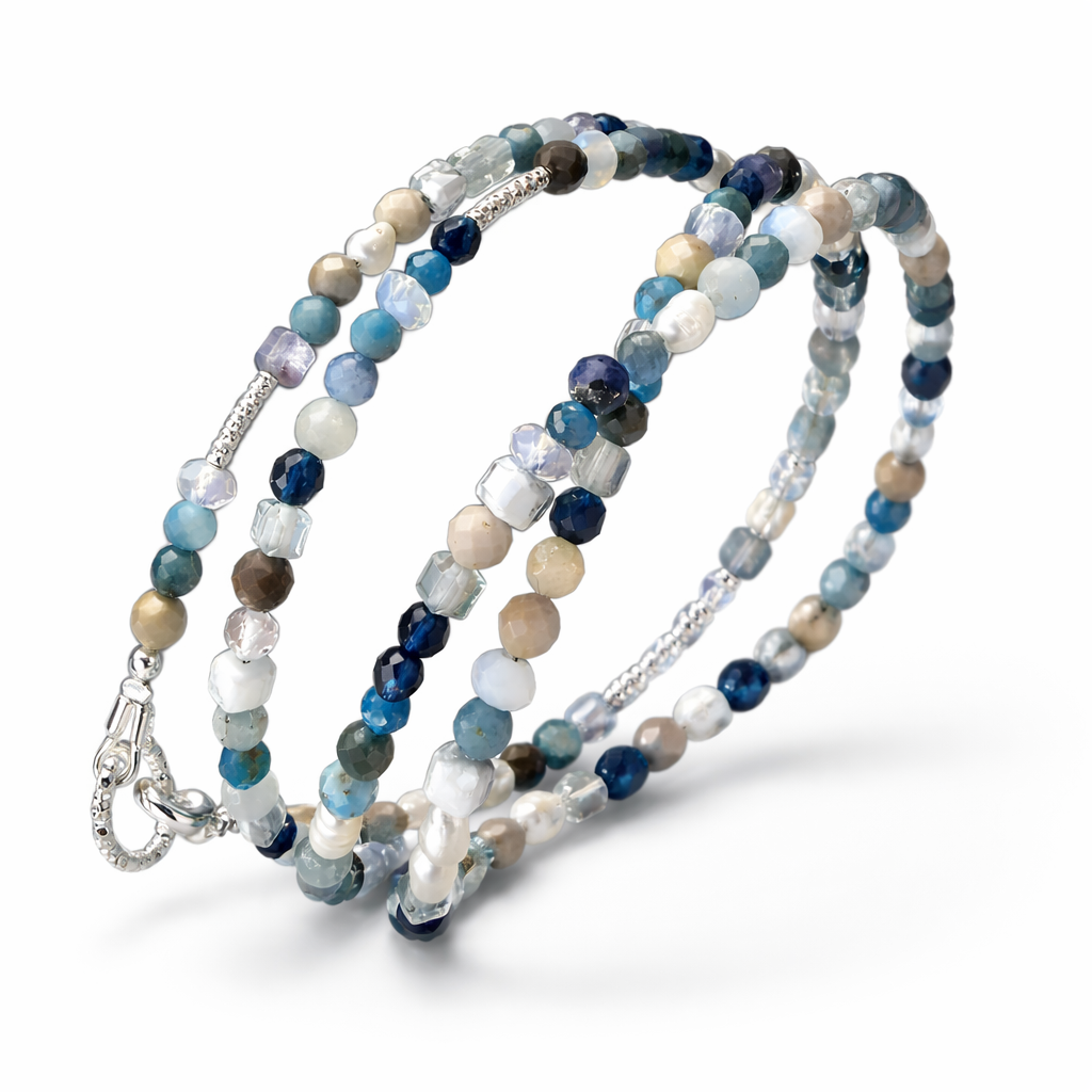 2-in-1 Edelsteinschmuck mit Geburtsstein – handgefertigt als Halskette oder Wickelarmband. Unterstützt Klarheit, Fokus und harmonische Energie im Alltag.