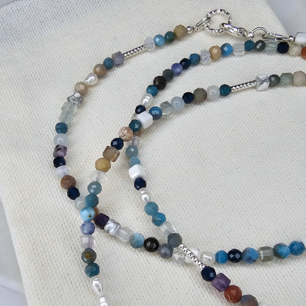 2-in-1 Edelsteinkette, auch als Armband tragbar, mit Howlit, Kyanit, Aquamarin, Opal, Lapislazuli, Alashan Achat, Apatit und blauem Spinell.