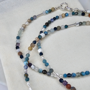 2-in-1 Edelsteinkette, auch als Armband tragbar, mit Howlit, Kyanit, Aquamarin, Opal, Lapislazuli, Alashan Achat, Apatit und blauem Spinell.