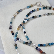 2-in-1 Edelsteinkette, auch als Armband tragbar, mit Howlit, Kyanit, Aquamarin, Opal, Lapislazuli, Alashan Achat, Apatit und blauem Spinell.