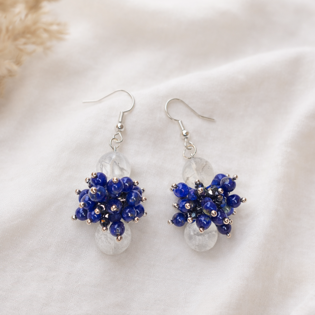 Handgefertigte Edelstein Ohrringe mit Bergkristall, Lapislazuli und Hämatit – elegante Blue Hour Ohrringe aus natürlichen Edelsteinen