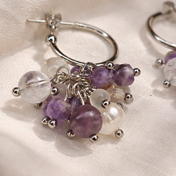 Handgefertigte Edelstein Ohrringe mit Bergkristall und Süßwasserperlen – Violet Clarity Glow
