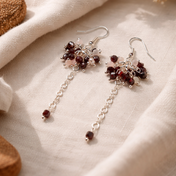 Edelstein Ohrringe Granat Morganit handgefertigt, elegante roséfarbene und rote Steine mit beweglichen Kettendetails.