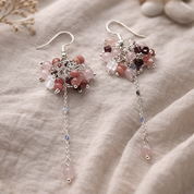 Handgefertigte Edelstein-Ohrringe Moonblush Energy mit Rosenquarz, Rhodonit, Mondstein und Granat – BE-Youniq