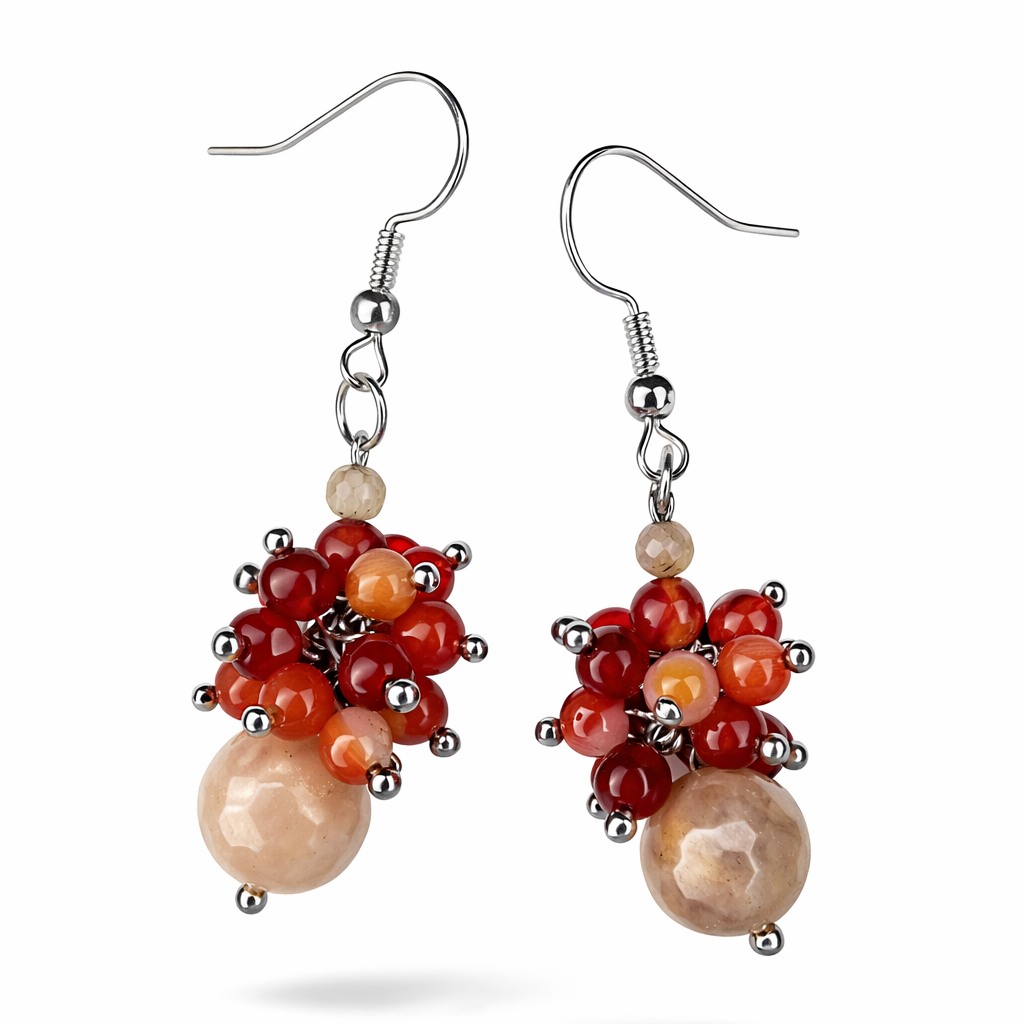 Edelstein Ohrringe mit Karneol-Perlen in Rot-Orange und Mondstein-Anhänger, silberfarbene Haken, freigestellt vor weißem Hintergrund.